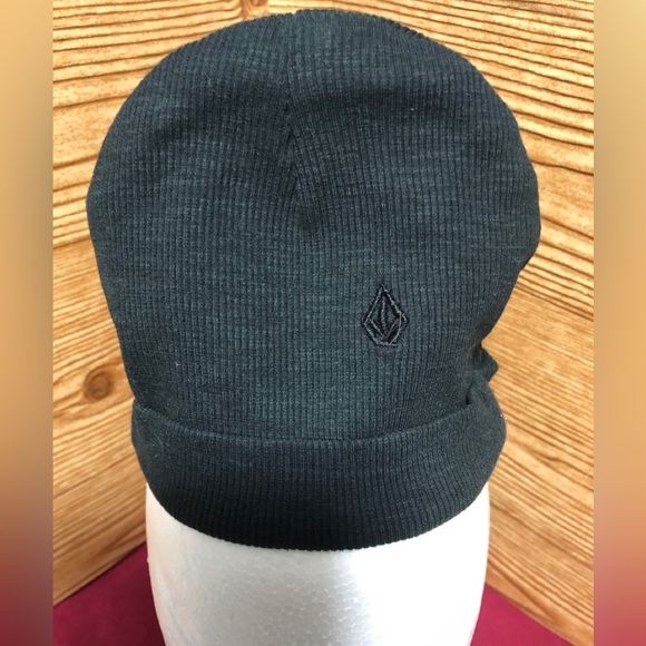💫Volcom Black Beanie Hat NWOT - Picture 1 of 11